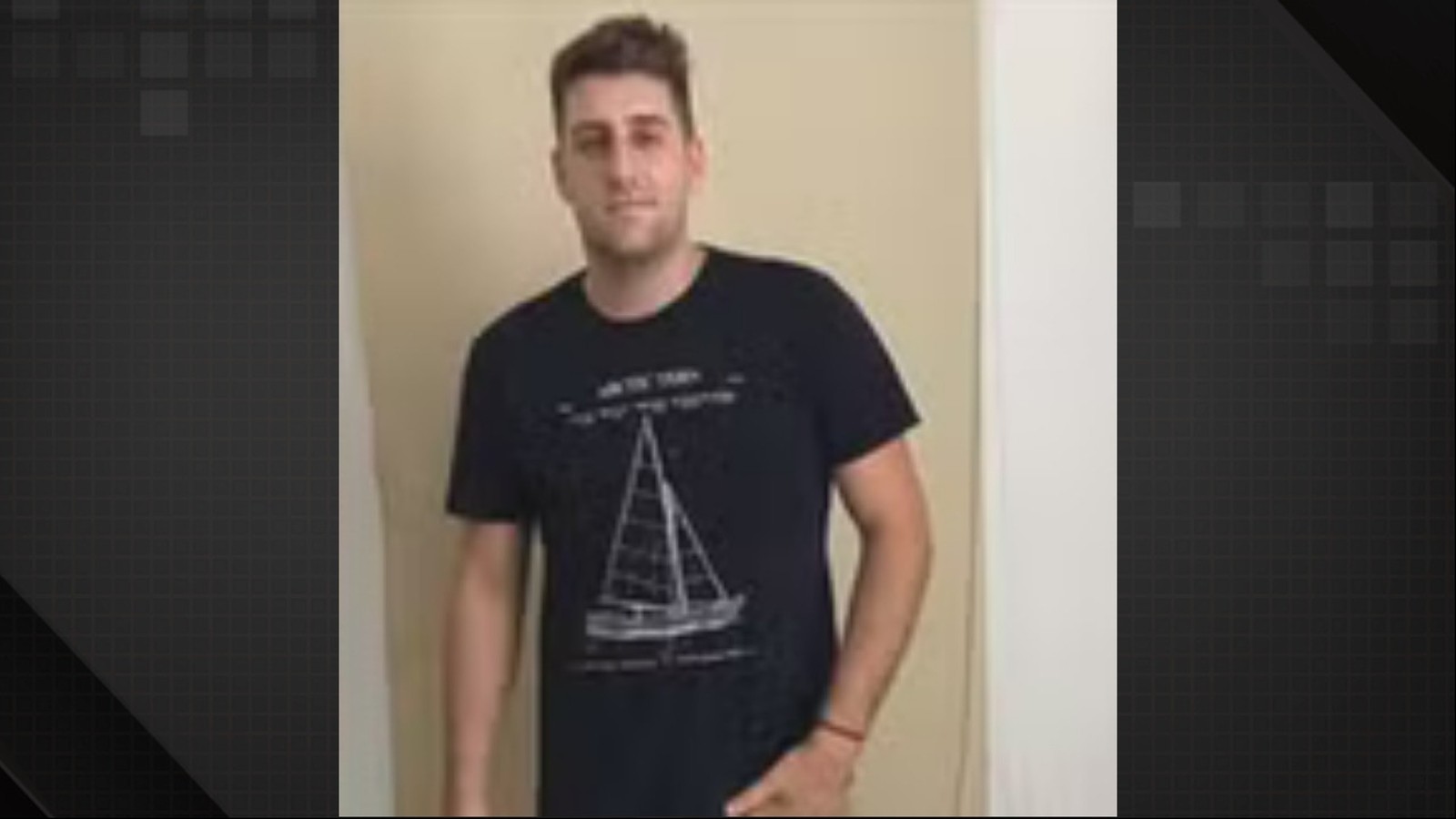 Homem jovem, Gabriel Dias Fernandes, cabelo e barba escura, vestindo camiseta preta com estampa de barco