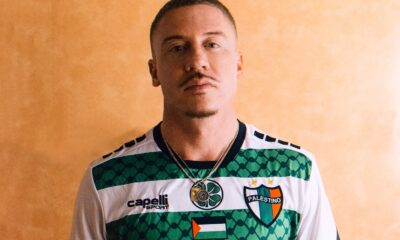 Rapper Macklemore, camisa de futebol branca e verde com logo PALESTINO no peito