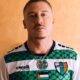 Rapper Macklemore, camisa de futebol branca e verde com logo PALESTINO no peito