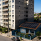 Vizinho constrói prédio de 8 andares, bloqueia 100% dos painéis solares da casa ao lado e é obrigado a pagar R$ 4.500 por mês