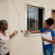 Filha cadastra a mãe de 68 anos no Minha Casa Minha Vida para sair do aluguel de R$ 1.400, aprovação sai em 7 meses, mas na vistoria descobre que a construtora entregou a casa com 11 defeitos que o banco se recusa a resolver