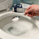 Colocar sal no vaso sanitário à noite antes de dormir: para que serve e por que você deve fazer isso toda semana