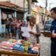 Aposentada constrói balcão de doação de alimentos na calçada para famílias carentes e é multada em R$ 3.800 por propaganda e uso comercial irregular da via