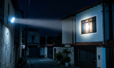 Vizinho instala refletor apontado para a janela do quarto e deixa a luz acesa a noite inteira, morador decide levar a disputa adiante