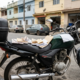 Motoboy compra moto usada por R$ 16 mil, financia em 48 vezes com parcela de R$ 540 e no segundo mês o câmbio trava no farol; o conserto de R$ 3.400 supera dois meses de trabalho e ele precisa escolher entre pagar a oficina ou a parcela