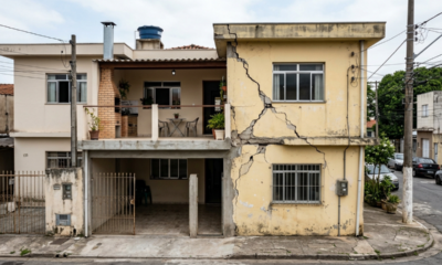 Vizinho constrói laje sobre a garagem e transforma em terraço com churrasqueira, peso extra racha a viga da casa geminada ao lado e Justiça manda demolir e pagar R$ 27 mil