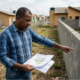 Vizinho constrói o muro alguns metros além da divisa por engano e gasta R$ 40 mil usando a área por anos, mas quando o terreno ao lado é vendido o novo proprietário exige a demolição e a "invasão acidental" vira caso de Justiça