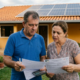 Casal instala painel solar de R$ 38 mil financiado para reduzir a conta de luz e, no terceiro mês, a distribuidora aplica a nova regra de compensação e a economia prometida pela empresa cai pela metade