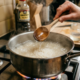 Colocar uma colher de vinagre no preparo do arroz: para que serve e por que é recomendado para o resultado final do preparo