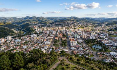 A maior cidade de Santa Catarina em extensão territorial fica a cerca de 900 metros de altitude e ganha manhãs brancas de geada durante o inverno
