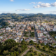 A maior cidade de Santa Catarina em extensão territorial fica a cerca de 900 metros de altitude e ganha manhãs brancas de geada durante o inverno
