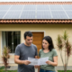 Casal investe R$ 45 mil em energia solar financiado em 60 vezes, mas no quarto mês um pico de luz da rede queima o inversor e a distribuidora se recusa a pagar o conserto de R$ 7.200