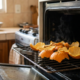 Colocar cascas de laranja dentro do forno quente recém-desligado: para que serve e o que acontece com o cheiro da cozinha