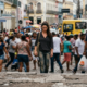 Especialistas em psicologia afirmam: "Quem caminha olhando para o chão na rua não é apenas tímido, mas tenta fechar a própria visão para não gastar energia mental com o excesso de pessoas e barulhos". Sobre Psicologia Social, Neuropsicologia, Psicologia Ambiental
