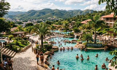 Mais de 50°C saem do subsolo e alimentam piscinas naturais onde o banho acontece sem qualquer sistema artificial de aquecimento