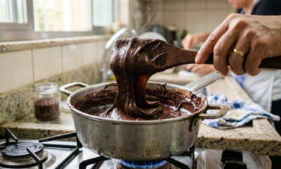 Mestres confeiteiros afirmam: “Para o brigadeiro atingir o ponto perfeito de enrolar, não desligue o fogo assim que desgrudar do fundo, mas continue mexendo por mais 3 minutos até a massa cair em blocos grossos da espátula.”