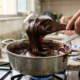Mestres confeiteiros afirmam: “Para o brigadeiro atingir o ponto perfeito de enrolar, não desligue o fogo assim que desgrudar do fundo, mas continue mexendo por mais 3 minutos até a massa cair em blocos grossos da espátula.”
