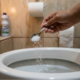 Colocar sal no vaso sanitário à noite antes de dormir: para que serve e por que você deve fazer isso toda semana