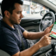 Motorista cancela seguro de carro de R$ 250 por mês direto no aplicativo, empresa ignora o clique, continua debitando no cartão de crédito por um ano e é condenada a devolver R$ 6 mil