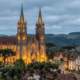 Com uma cachoeira de 131 metros e Catedral de pedra gótica de 65 metros: essa cidade gaúcha da Serra se tornou a segunda mais visitado do sul do Brasil
