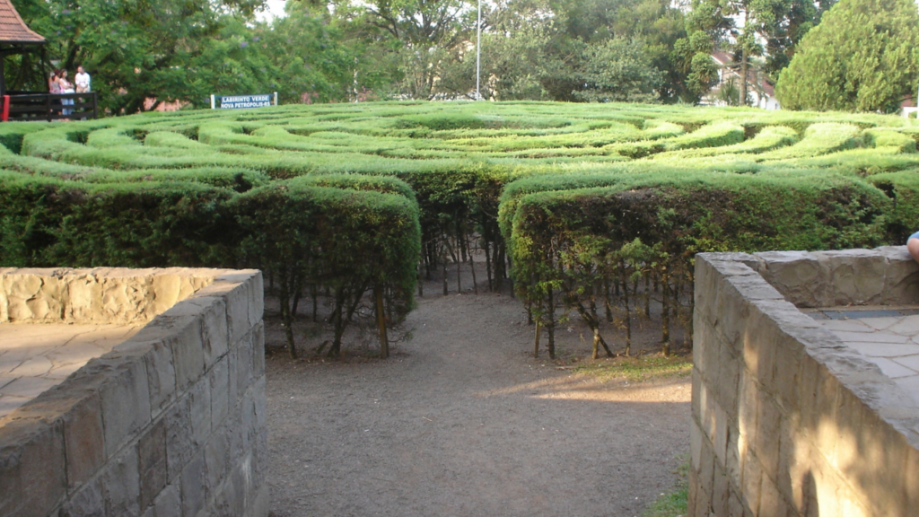 Fundada em 1858 por imigrantes alemães, o Jardim da Serra conta com mais de 60 corais e um labirinto de 1,5 km na Praça das Flores