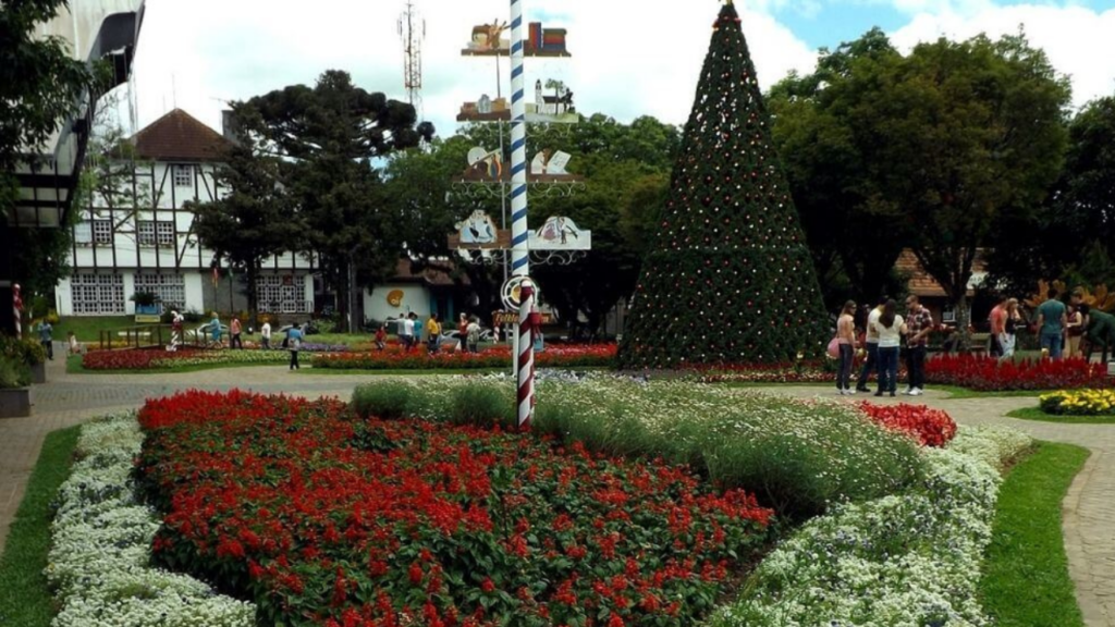 Fundada em 1858 por imigrantes alemães, o Jardim da Serra conta com mais de 60 corais e um labirinto de 1,5 km na Praça das Flores