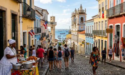 A primeira capital do Brasil guarda o maior conjunto colonial da América Latina e 30 km de praias de água morna o ano inteiro