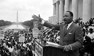 Martin Luther King Jr, pastor e ativista de direitos: “A escuridão não pode expulsar a escuridão; apenas a luz pode fazer isso. O ódio não pode expulsar o ódio; apenas o amor pode fazer isso.” Sobre a superação de conflitos estruturais e pessoais através da compaixão, em vez da retaliação