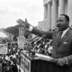 Martin Luther King Jr, pastor e ativista de direitos: “A escuridão não pode expulsar a escuridão; apenas a luz pode fazer isso. O ódio não pode expulsar o ódio; apenas o amor pode fazer isso.” Sobre a superação de conflitos estruturais e pessoais através da compaixão, em vez da retaliação