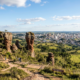 O cenário do Paraná com mais de 300 milhões de anos onde torres de pedra formam uma paisagem que parece saída de um filme