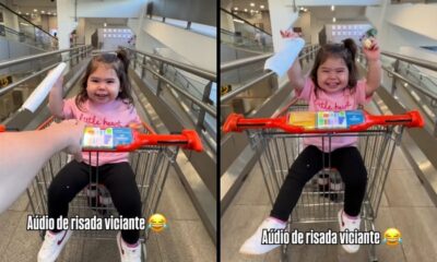 Menina sorridente em carrinho de compras, com mãos erguidas em duas cenas. Texto 'Áudio de risada viciante'