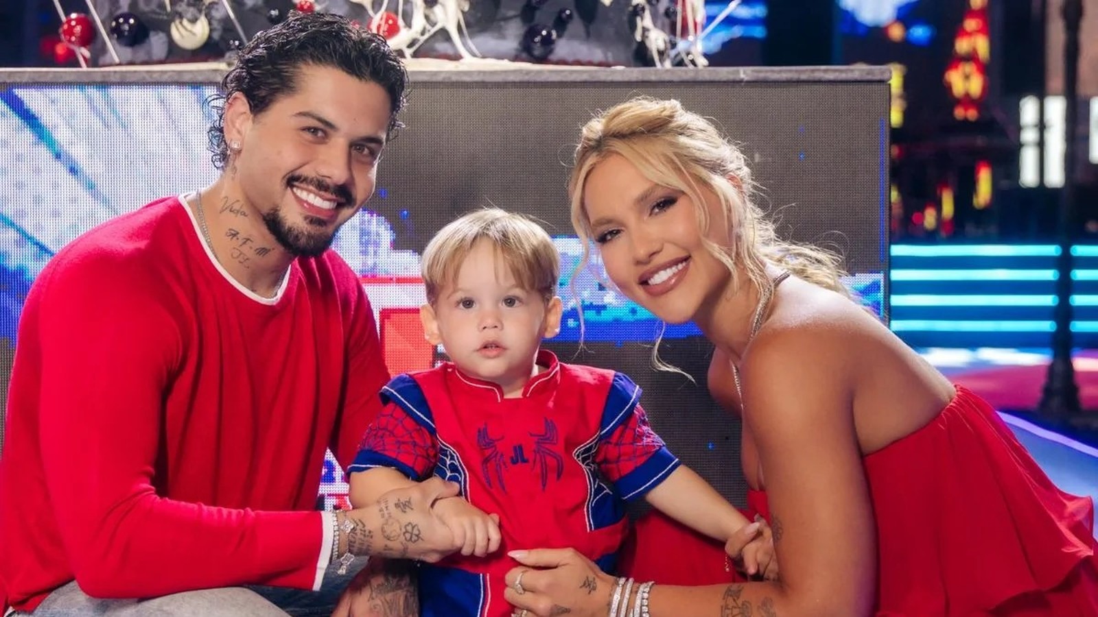Virginia Fonseca, Zé Felipe e filho José Leonardo sorrindo juntos na festa