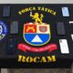 Seis iPhones sobre bandeira preta com emblemas da Polícia Militar e Civil de São Paulo