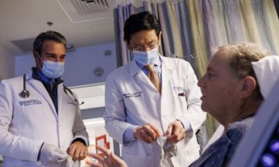 Dois médicos do Massachusetts General Hospital e Biological Surgery conversam com paciente
