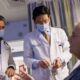 Dois médicos do Massachusetts General Hospital e Biological Surgery conversam com paciente