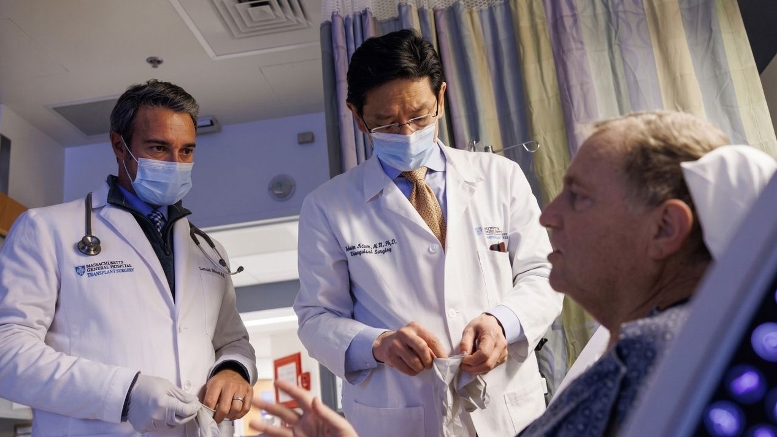 Dois médicos do Massachusetts General Hospital e Biological Surgery conversam com paciente