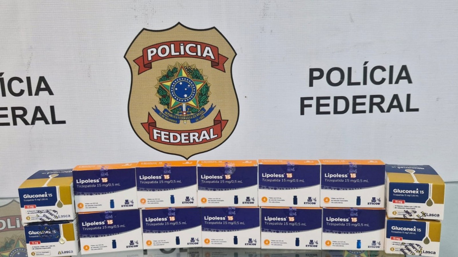Caixas de medicamentos Lipoless 15 e Gluconex 15 (Tirzepatida) exibidas com escudo da Polícia Federal