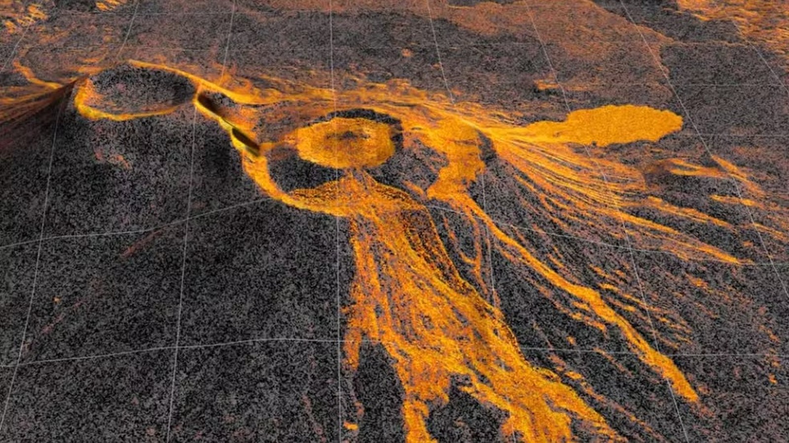 Vista de radar de um vulcão com fluxos de lava laranja brilhante se espalhando sobre um terreno escuro com linhas de grade