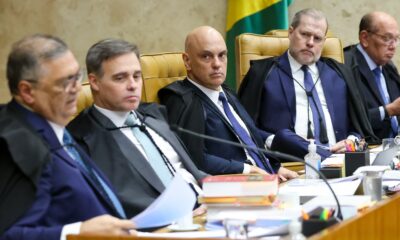 Cinco ministros do STF em sessão plenária, com Alexandre de Moraes ao centro