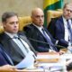 Cinco ministros do STF em sessão plenária, com Alexandre de Moraes ao centro