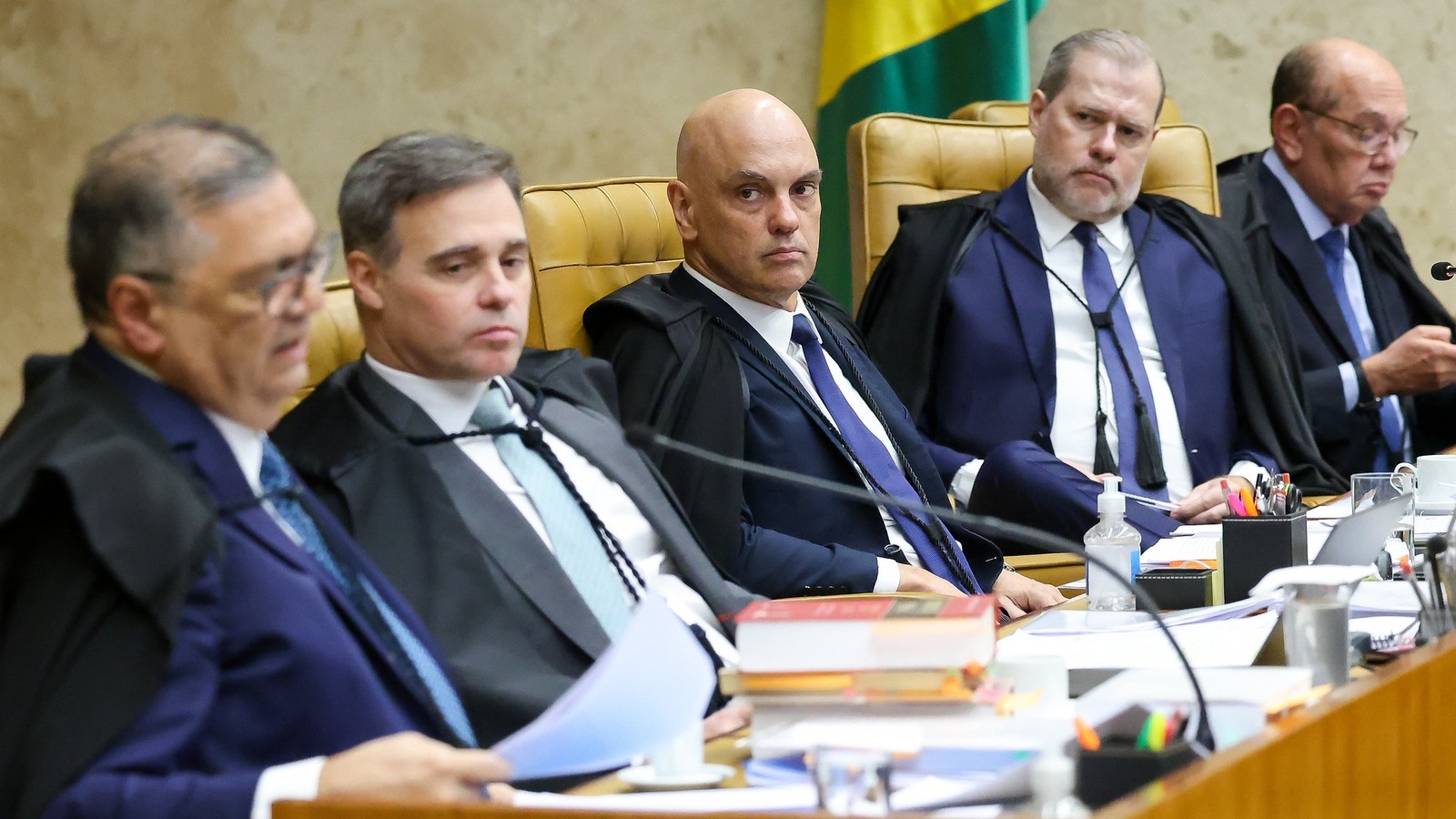Cinco ministros do STF em sessão plenária, com Alexandre de Moraes ao centro