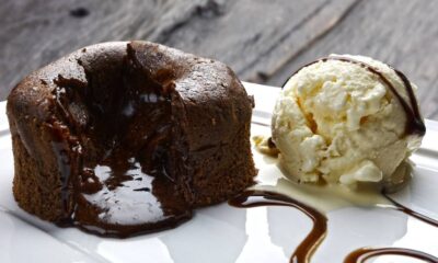 Petit gâteau de chocolate com recheio derretido e sorvete de creme em prato branco