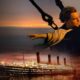 Jack, em Titanic, prometendo nunca soltar a mão de quem ele ama mesmo sabendo que não vai sobreviver,a cena que reaparece toda vez que alguém precisa lembrar o que significa amor incondicional