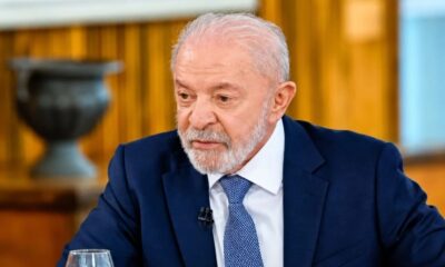 Luiz Inácio Lula da Silva, de terno azul, camisa branca e gravata estampada azul