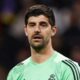 Thibaut Courtois, goleiro do Real Madrid, em close-up, vestindo camisa verde