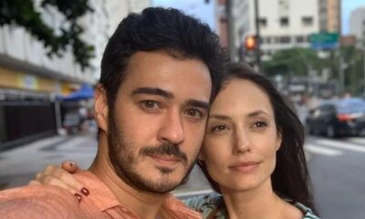 Close-up de Marcos Veras e Rosanne Mulholland em selfie urbana desfocada