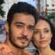 Close-up de Marcos Veras e Rosanne Mulholland em selfie urbana desfocada