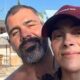 Juliano Cazarré, barbudo, e Leticia Cazarré, de boné, sorriem em selfie ao ar livre