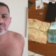 Homem sem camisa, dinheiro em notas de cinquenta e cem reais, celulares, moedas e documentos