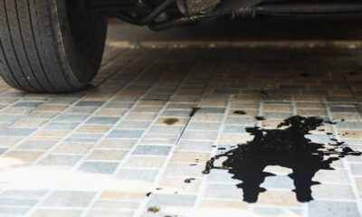 Ingrediente comum na sua cozinha pode remover manchas pesadas de óleo de motor do piso de concreto da garagem com eficácia